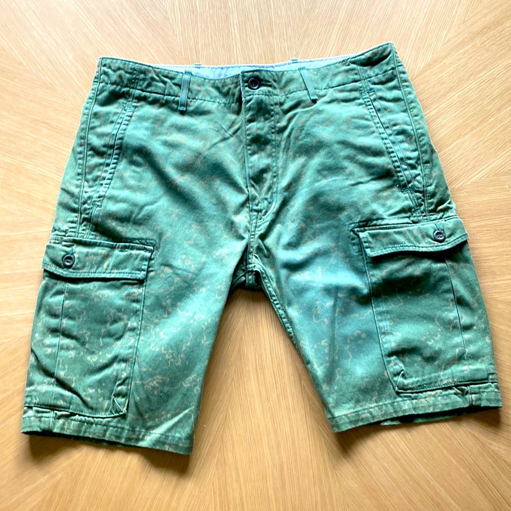 🌱 Levi’s Green Camo Cargo Shorts 🌱